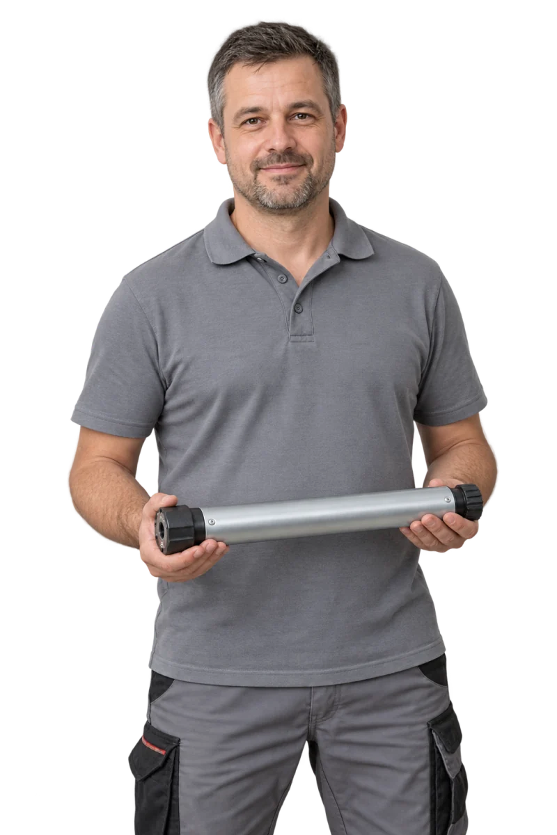 Fotorealistyczna ilustracja serwisanta rolet w szarym polo, z napędem rurowym rolety.