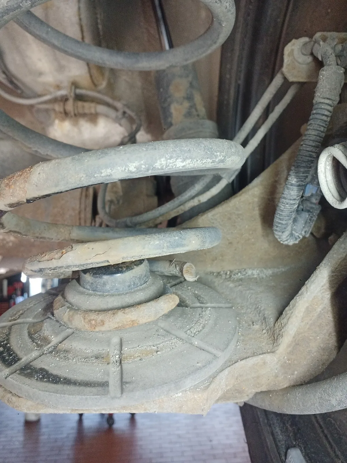 Pęknięta prawa tylna sprężyna; z tego powodu wymieniliśmy komplet sprężyn tylnej osi.