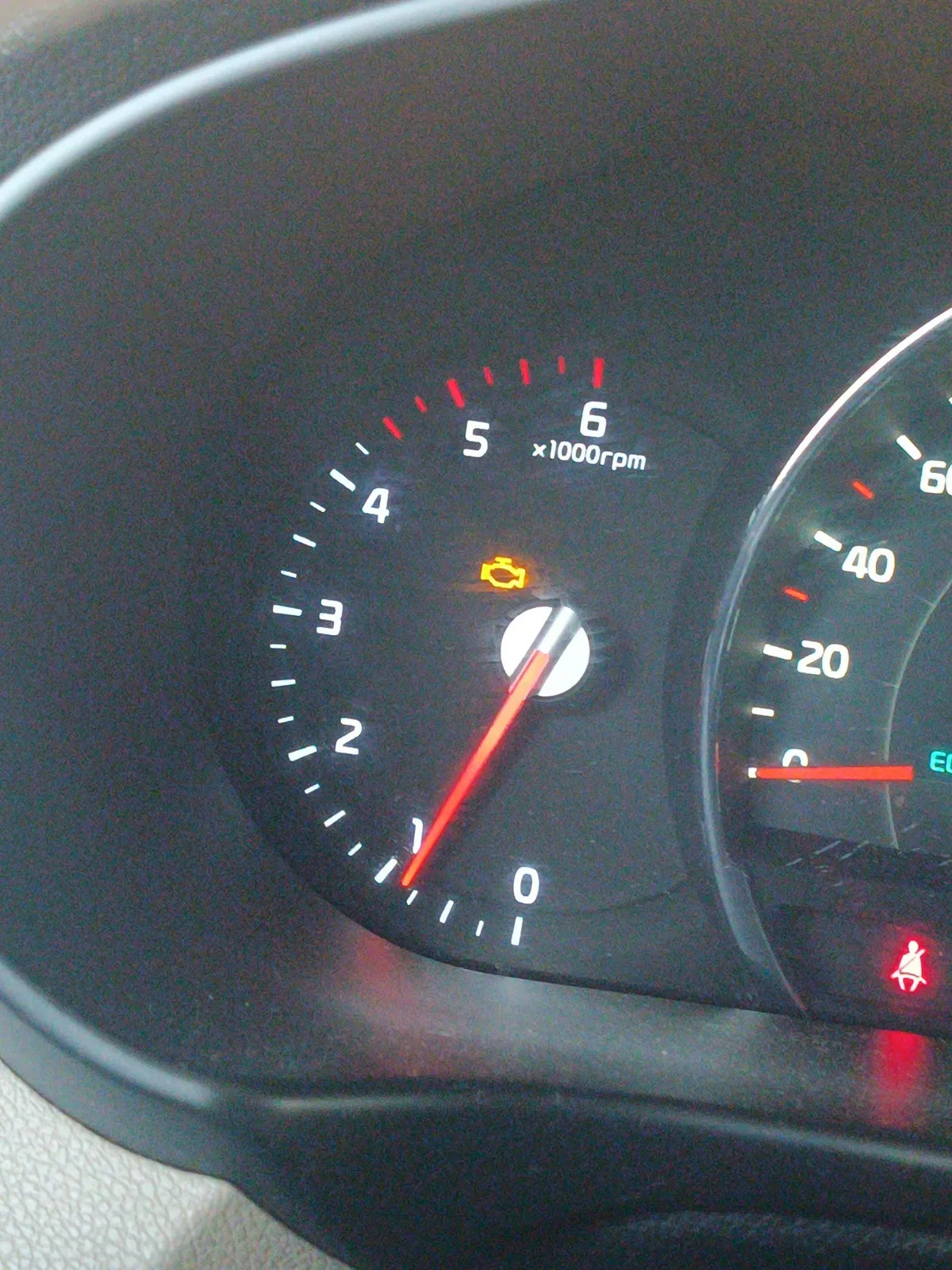 Kontrolka check engine widoczna na zestawie wskaźników przy opisywanym błędzie.