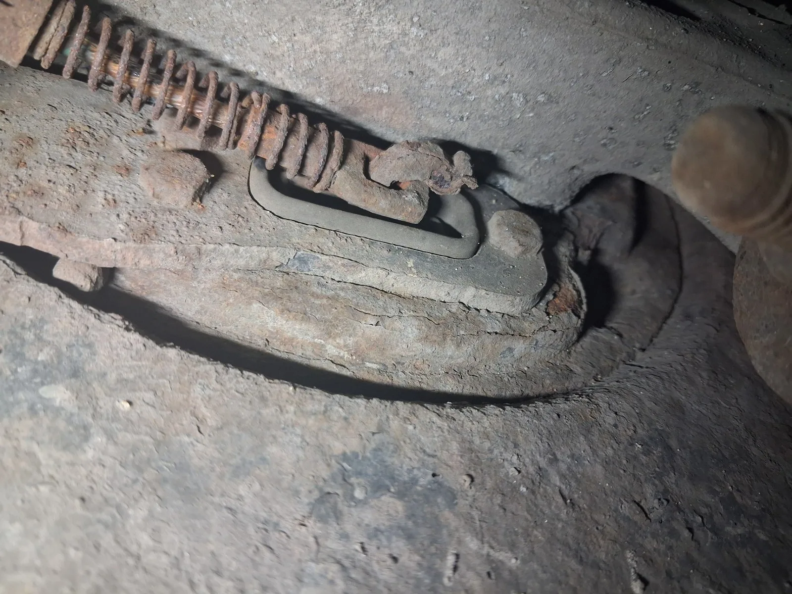 Mechanizm hamulca pomocniczego po rozebraniu tylnego hamulca; na tym etapie wyszły usterki linek i szczęk.