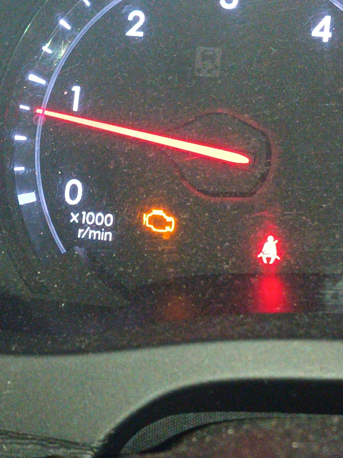 Zapalona kontrolka check engine była punktem wyjścia do diagnostyki komput­erowej.