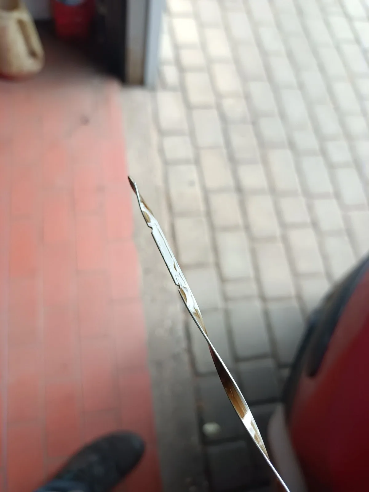 Bagnet podczas kontroli potwierdził niski poziom oleju silnikowego.