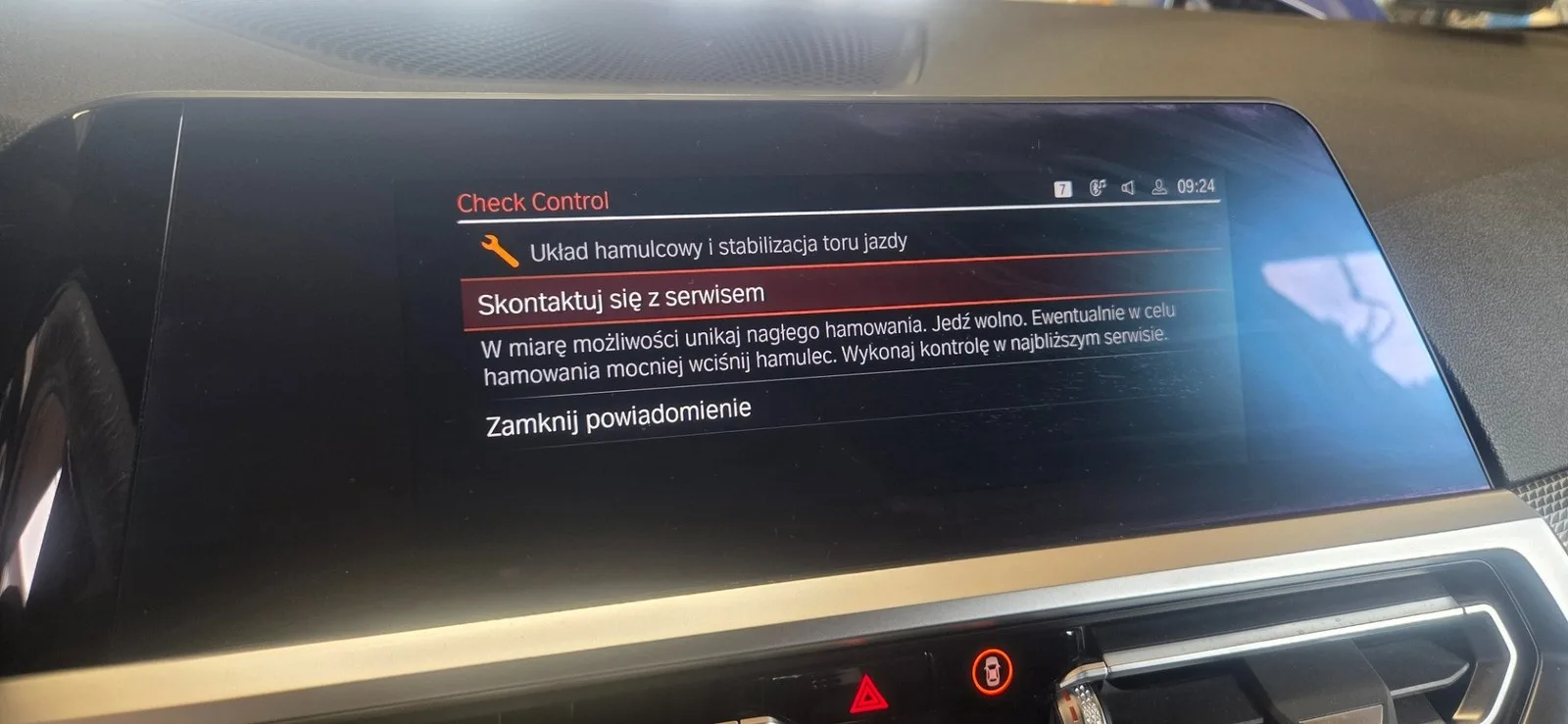 Komunikat Check Control dotyczący układu hamulcowego, od którego zaczęła się dalsza kontrola tylnej osi.