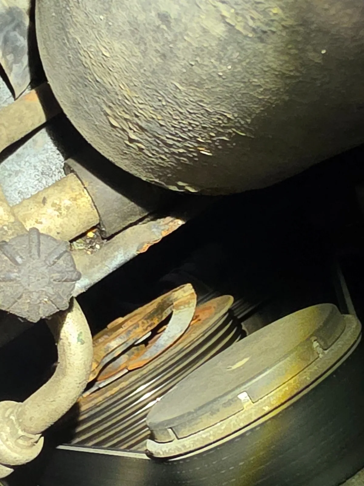 Widoczny kompresor klimatyzacji; w tej kontroli stwierdziliśmy jego mechaniczne uszkodzenie.