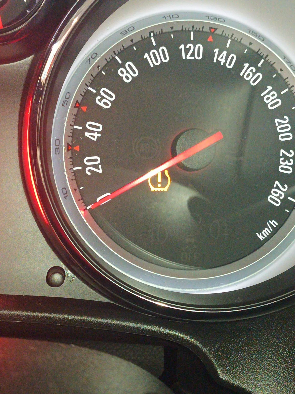 Kontrolka TPMS na zestawie wskaźników; w pamięci zapisany był błąd C0765 dla prawego tylnego koła.