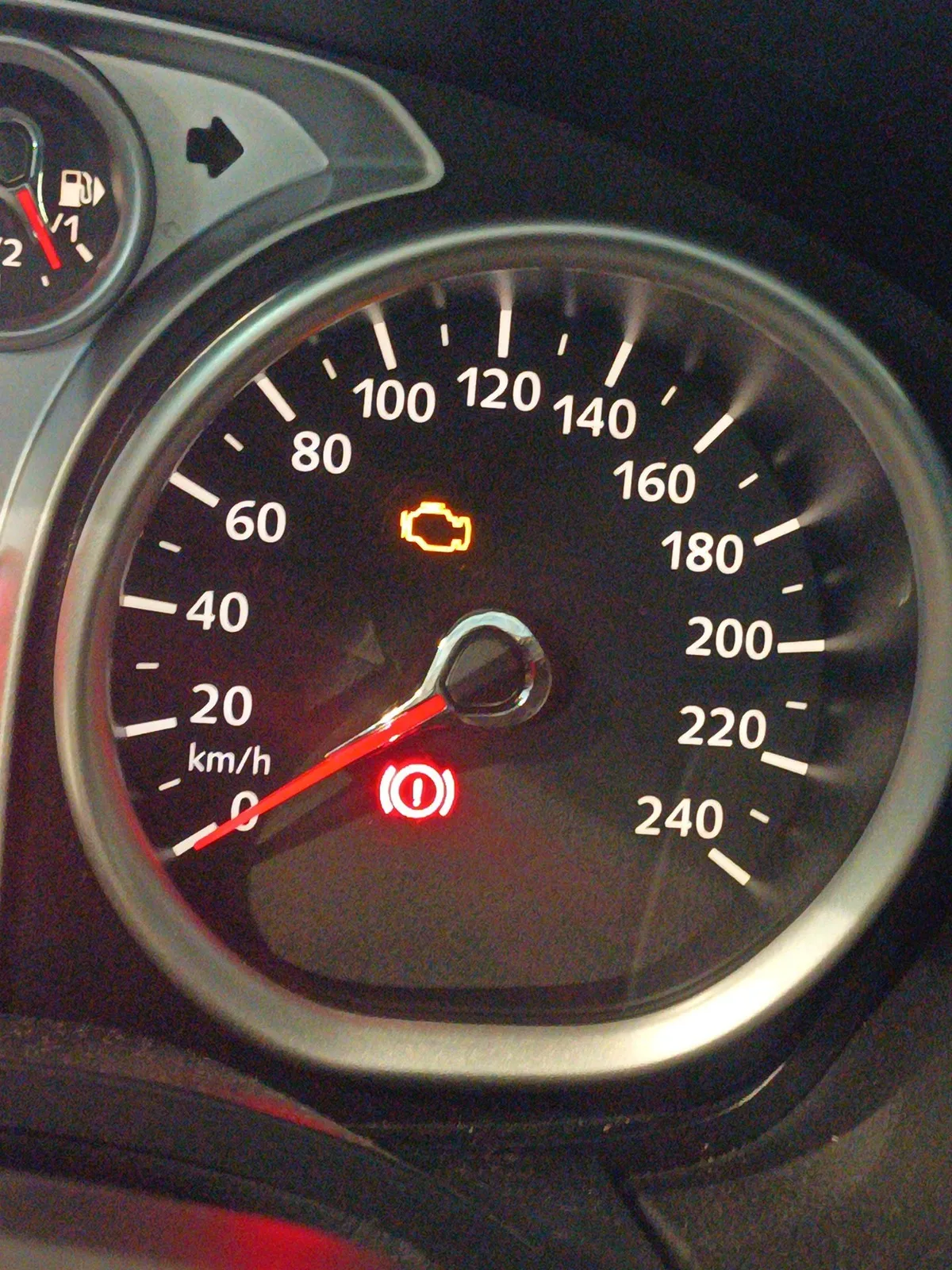 Kontrolka check engine na zestawie wskaźników w czasie diagnozy problemu z układem EGR.