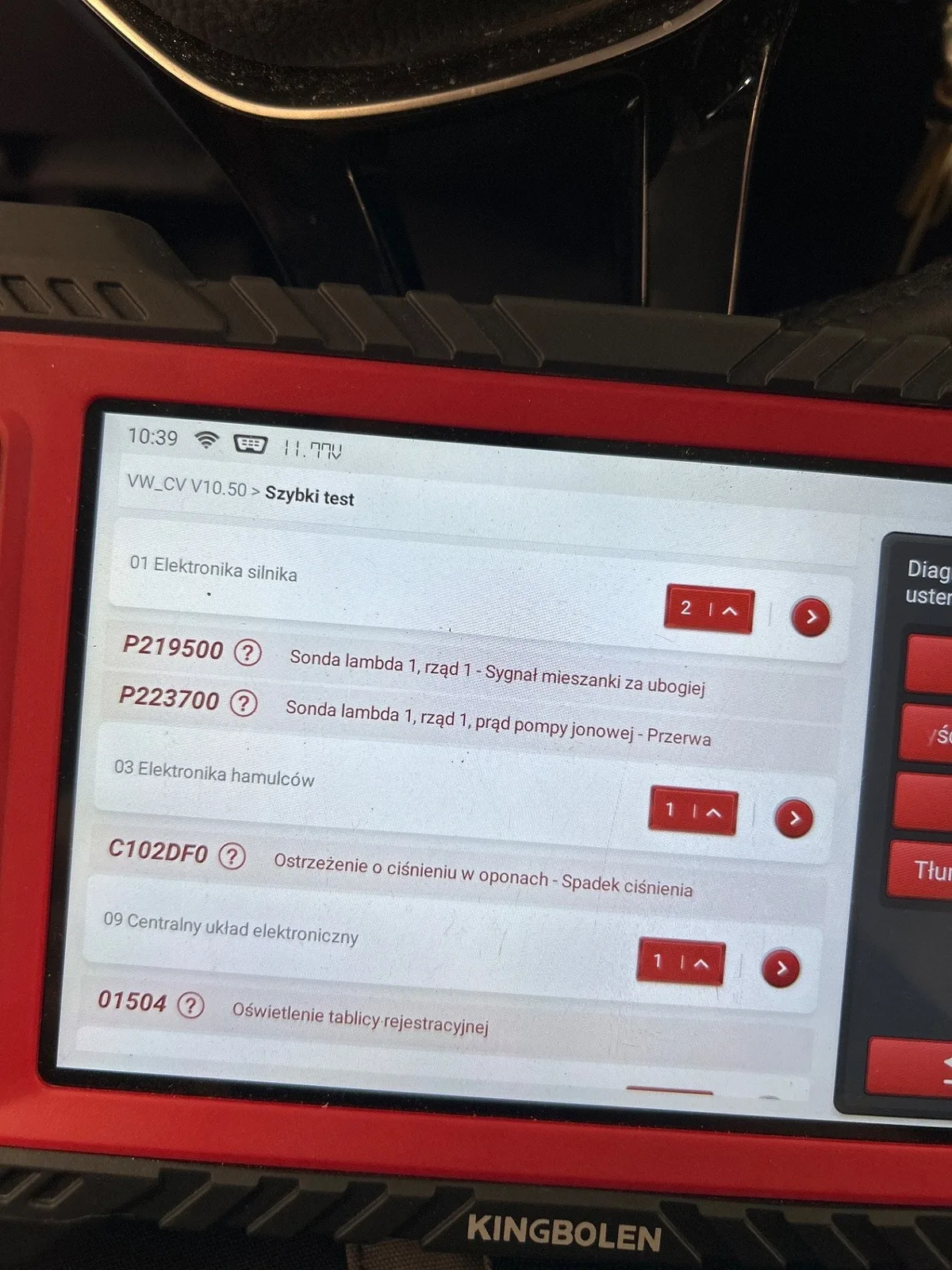 Ekran testera z zapisanymi błędami dotyczącymi pierwszej sondy lambda oraz osobno oświetlenia tablicy.