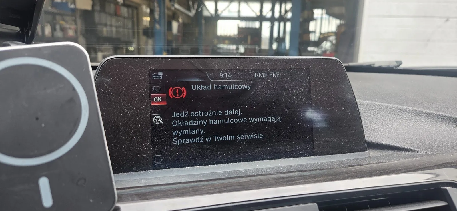 Komunikat układu hamulcowego na ekranie wskazał kierunek kontroli przed sprawdzeniem zużycia klocków.