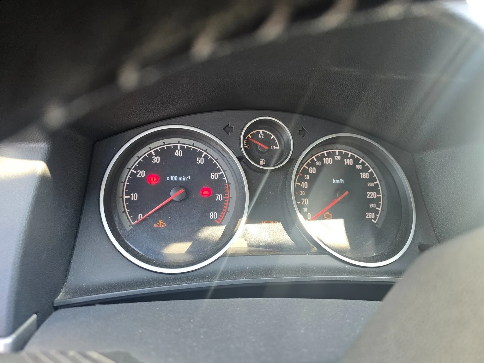 Kontrolki i komunikat check engine widoczne przy zgłoszonych objawach szarpania i braku mocy.