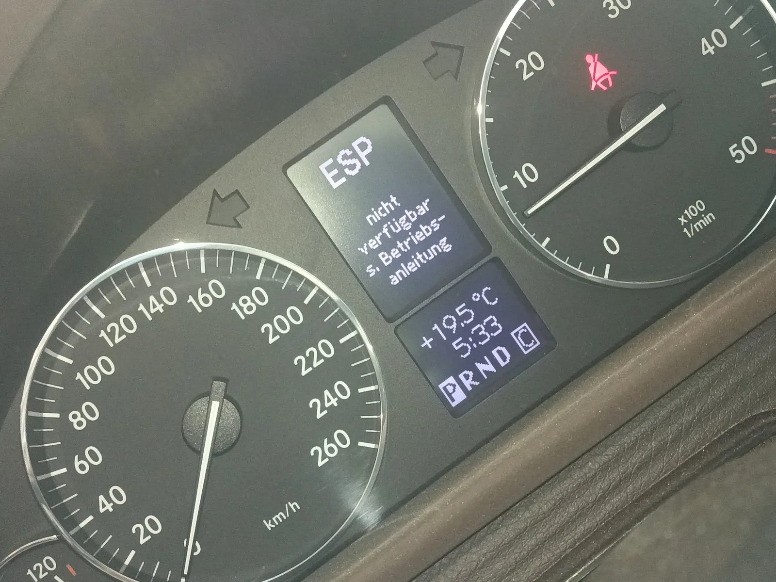 Komunikat ESP widoczny na zestawie wskaźników podczas tej wizyty serwisowej.
