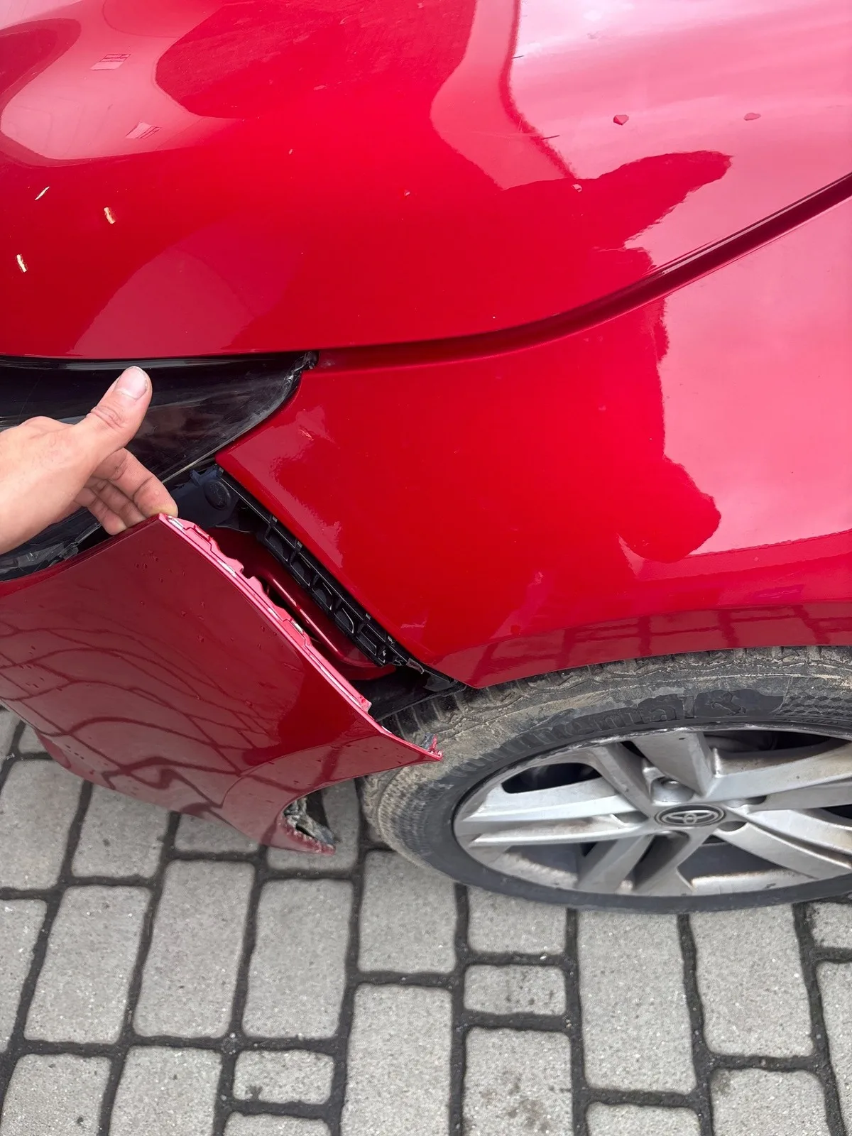 Uszkodzenie prawej strony nadkola i zderzaka zapisane podczas tej wizyty do dalszego zajęcia się nim.