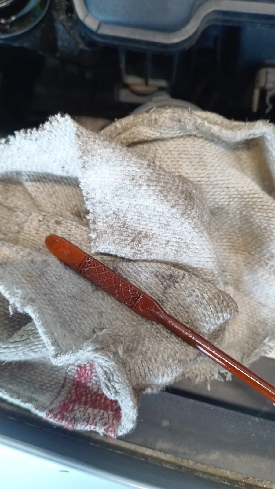 Bagnet z bardzo niskim poziomem oleju stwierdzonym podczas rutynowego serwisu.