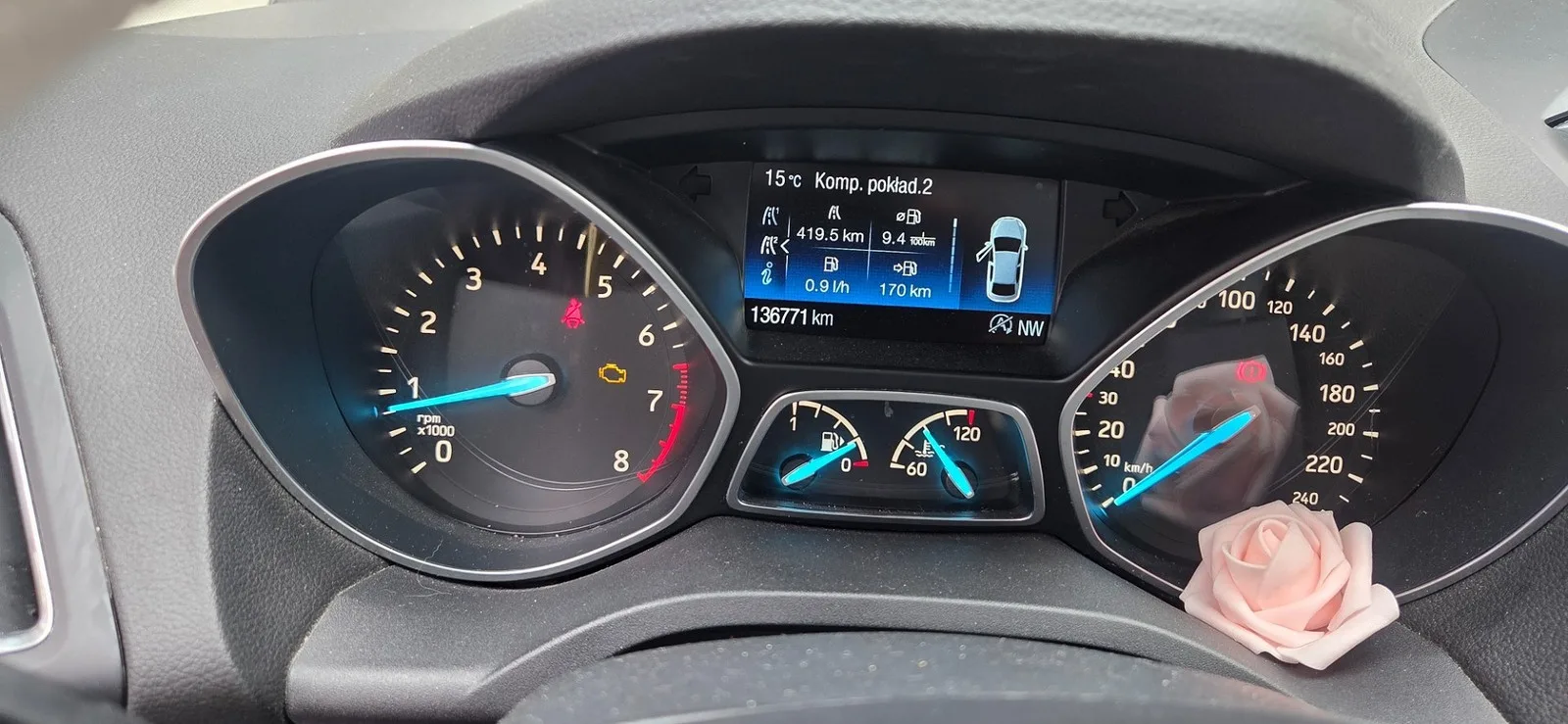 Kontrolka check engine na desce rozdzielczej przy braku wyraźnych objawów w jeździe.