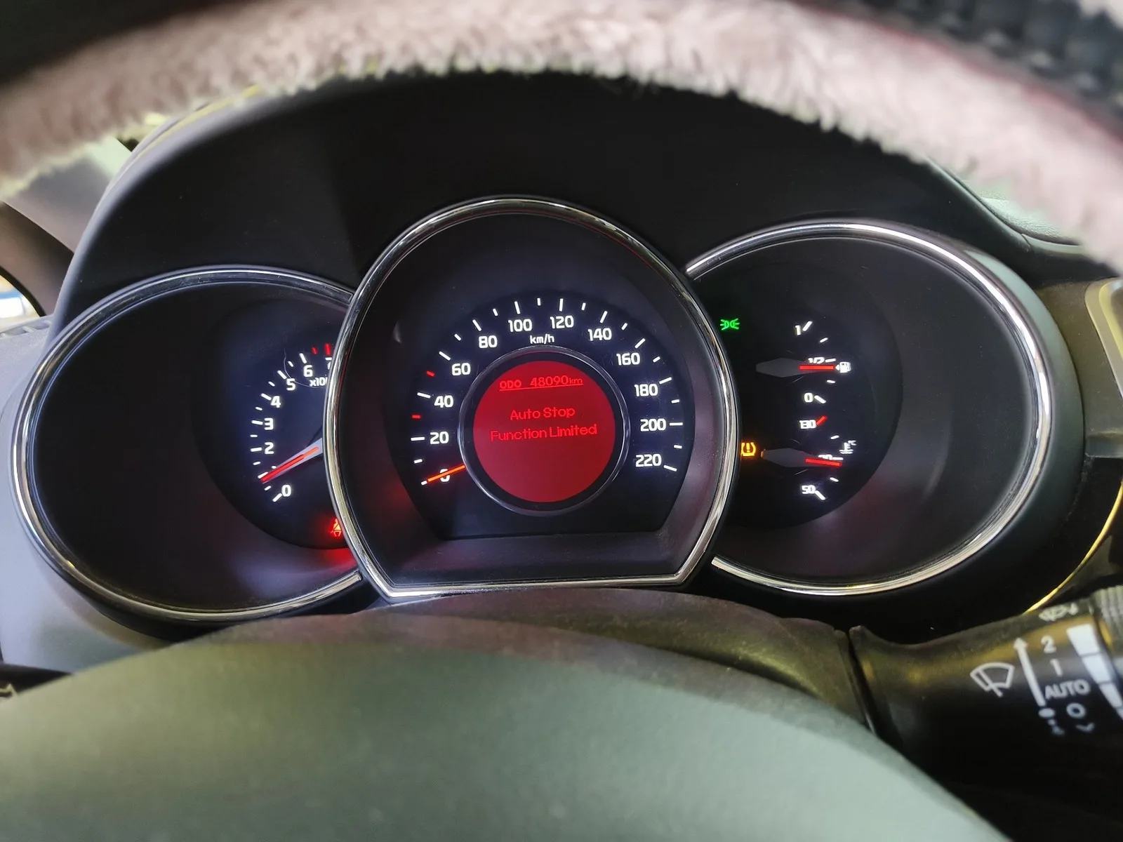 Świecąca kontrolka TPMS na zestawie wskaźników przy aucie przyjętym na wymianę kół.