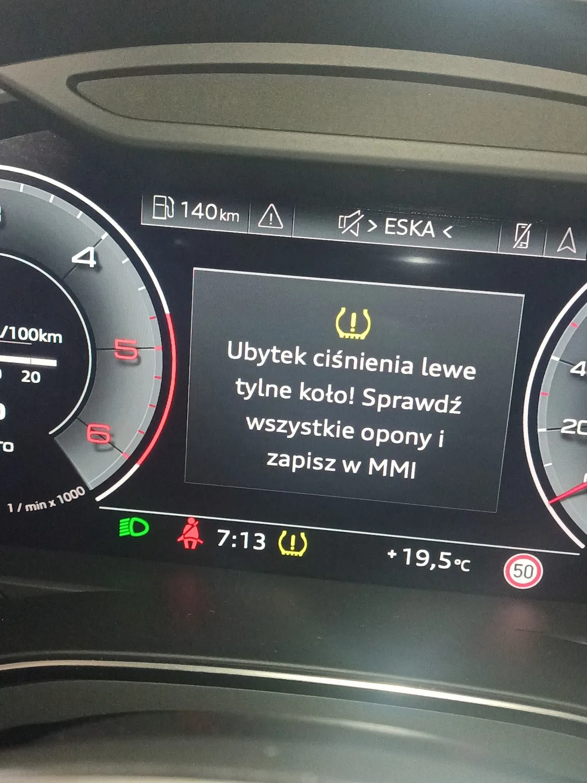 Komunikat o ubytku ciśnienia wskazał problem po lewej tylnej stronie.