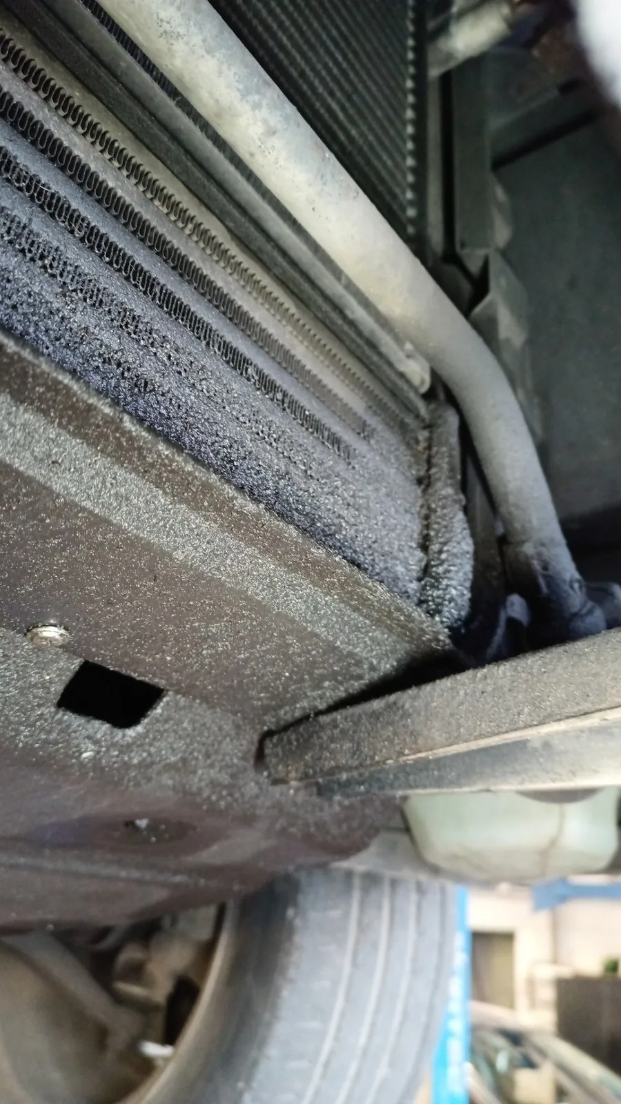 Uszkodzony intercooler widoczny od spodu; ten element został wskazany jako przyczyna spadku mocy.