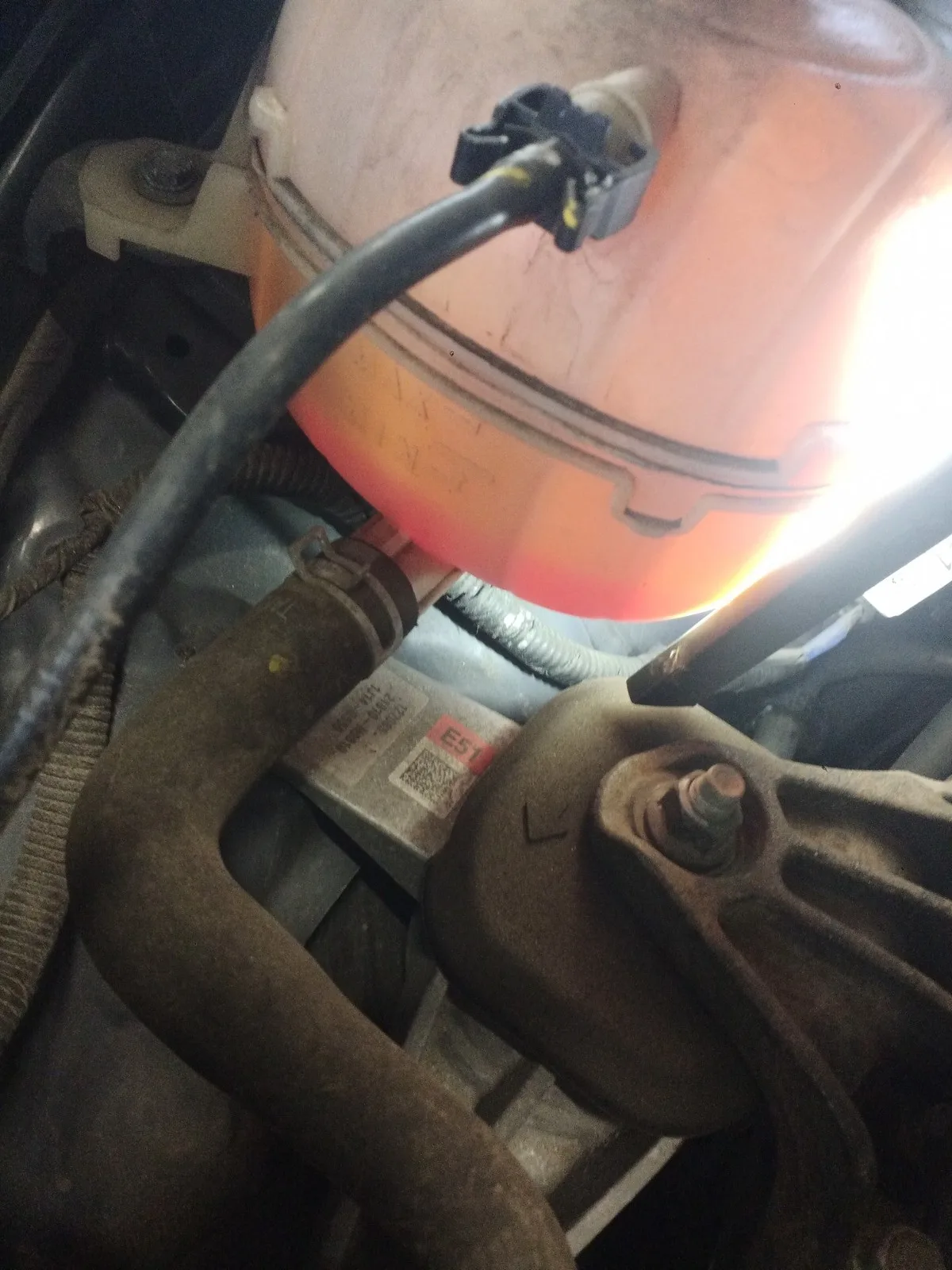 Zbiornik wyrównawczy podczas kontroli; niski poziom płynu chłodniczego był punktem zaczepienia w diagnostyce check engine.