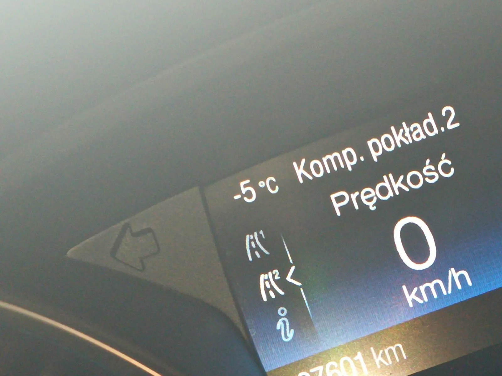 Na zestawie wskaźników widać nietypowy odczyt temperatury zewnętrznej: -5°C.