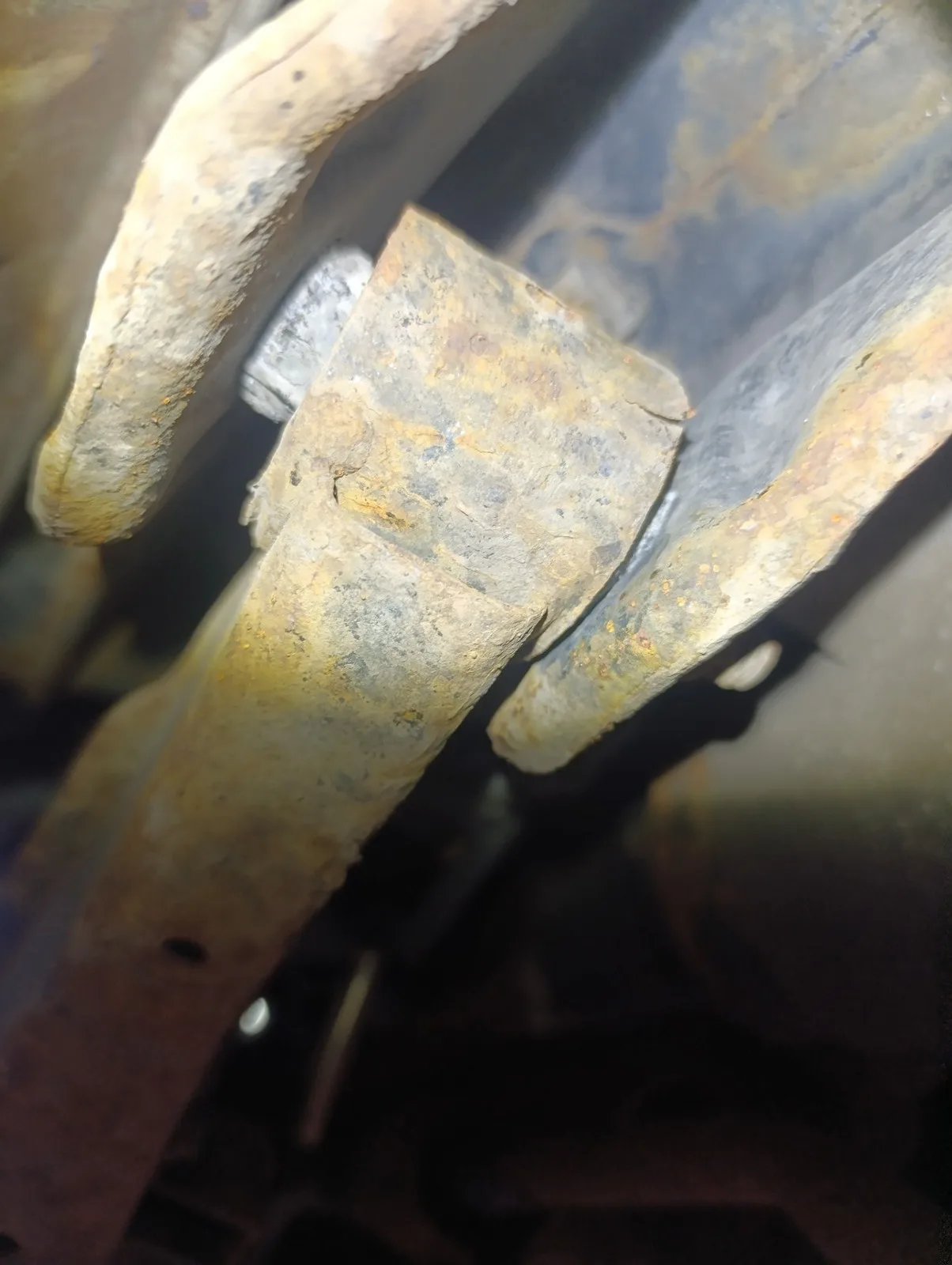Zbliżenie na element tylnego zawieszenia, przy którym podczas kontroli stwierdziliśmy zużycie tulei metalowo-gumowej.