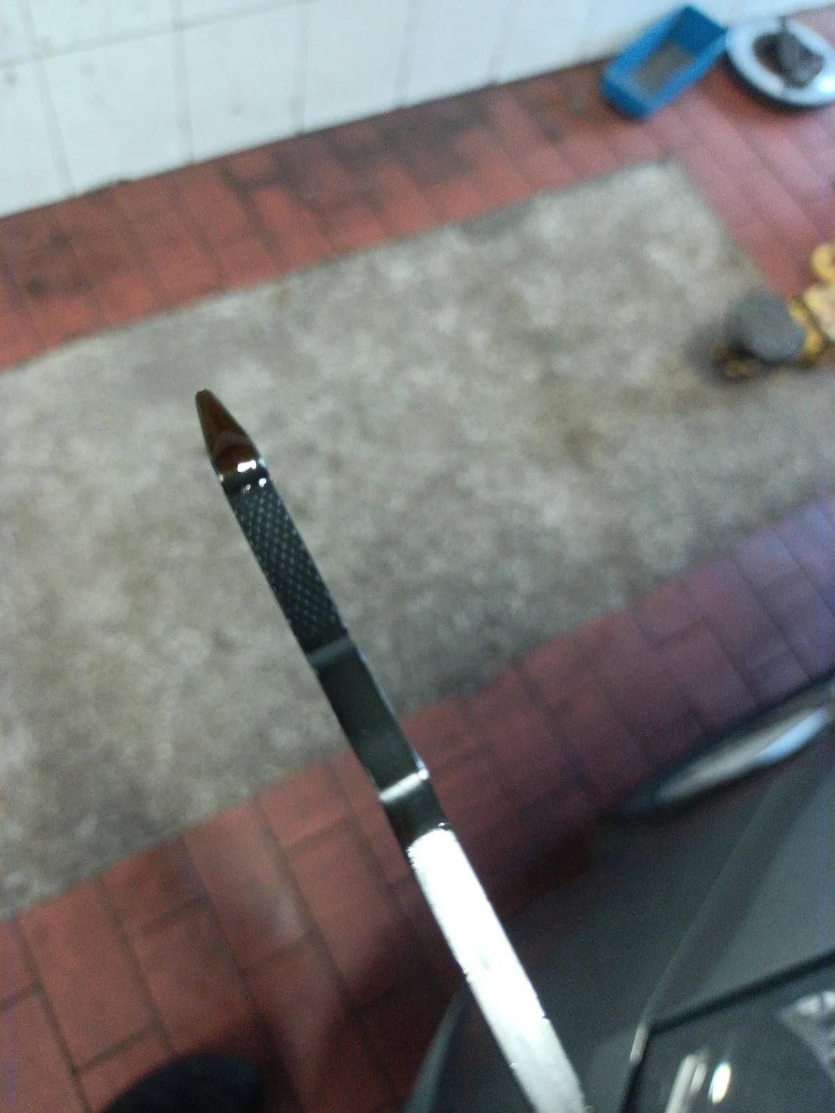 Bagnet z niskim poziomem oleju silnikowego przed wymianą oleju i filtrów.