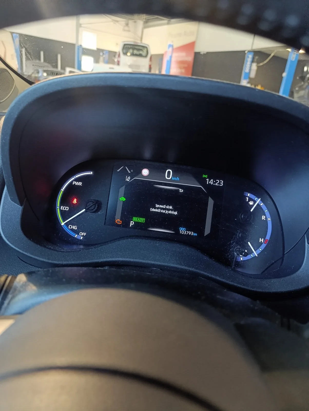 Komunikat check engine na zestawie wskaźników; od tego sygnału zaczęła się diagnostyka.