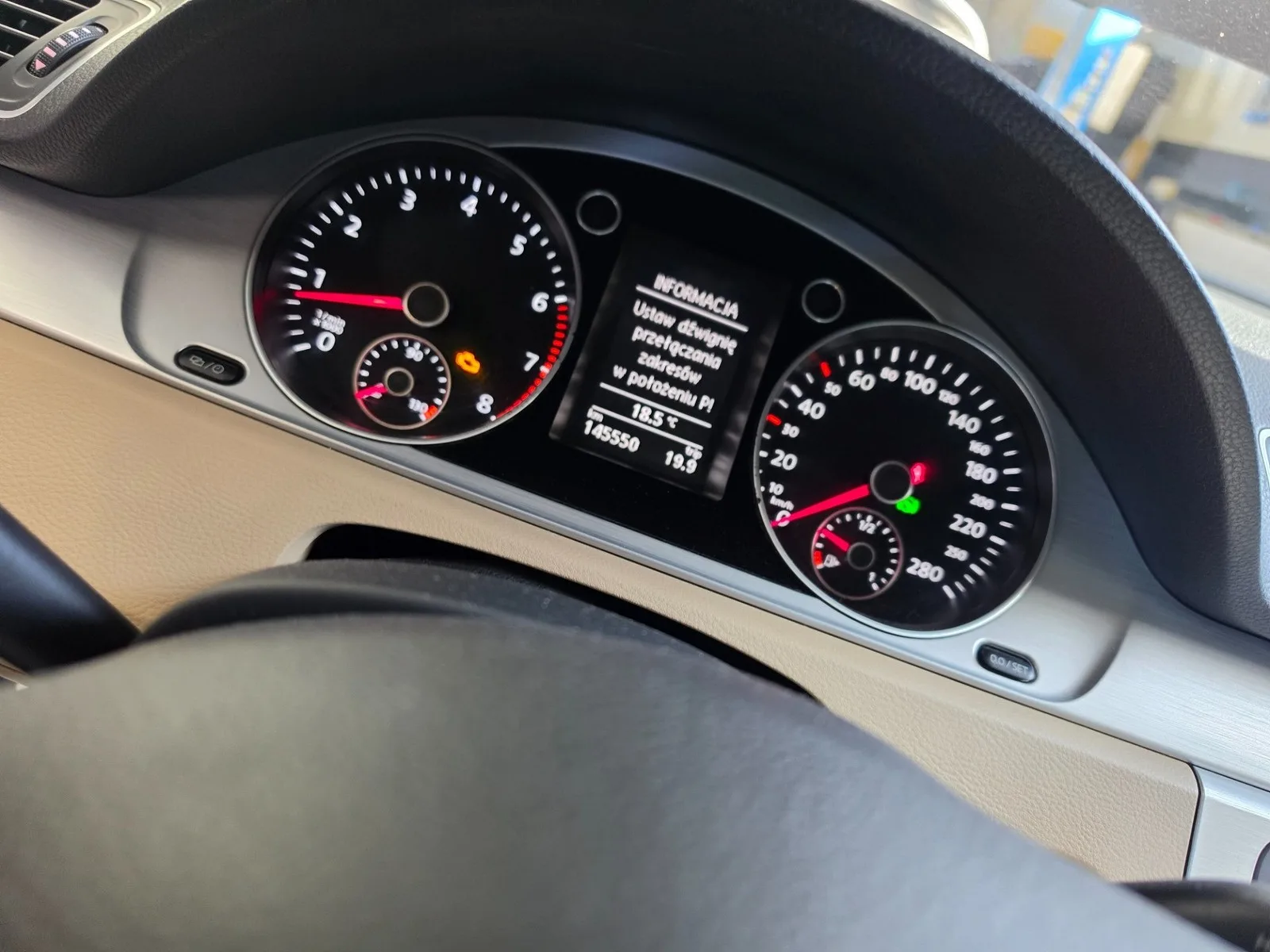 Kontrolka check engine i komunikat na desce rozdzielczej na początku kontroli.