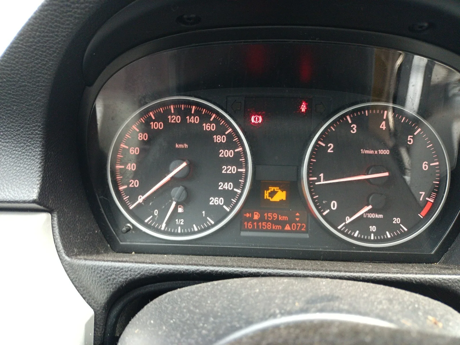 Migający check engine na desce rozdzielczej przy nierównej pracy silnika.