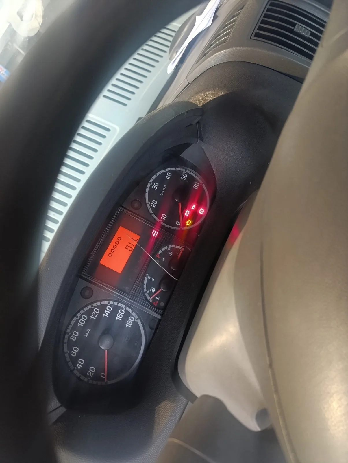 Deska rozdzielcza na początku diagnostyki przy awarii turbo i ryzyku rozbiegania silnika.
